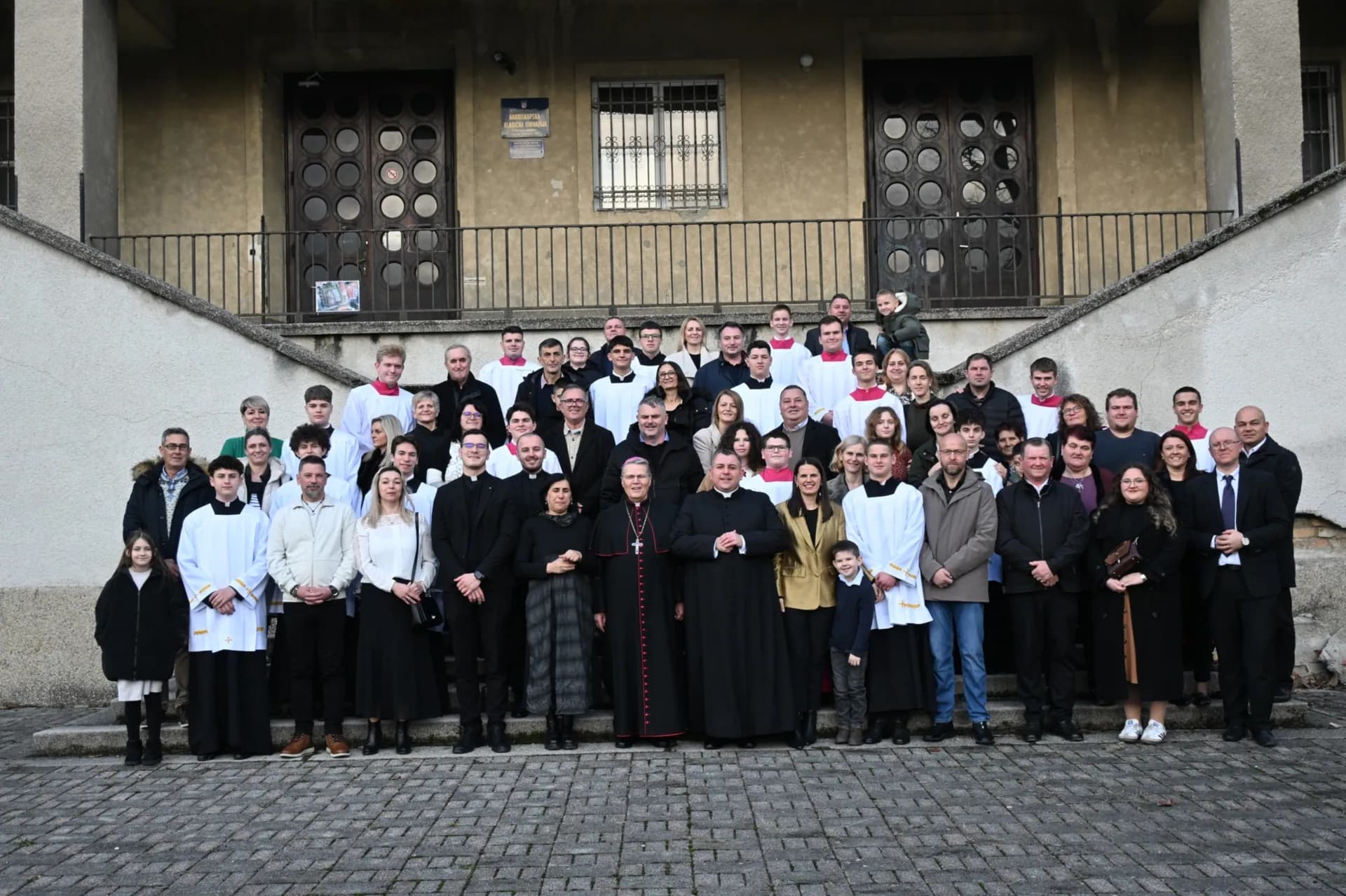 Sjemeništarci pred sjemeništem na Šalati
